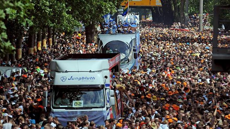 Tres camiones cargados con grandes equipos de sonido intentan avanzar entre el gran número de personas que participan en la &quot;Loveparade&quot;, en una calle de Dortmund, Alemania. La Loveparade de Dortmund está considerada como la mayor fiesta europea de los seguidores de la música tecno-pop.