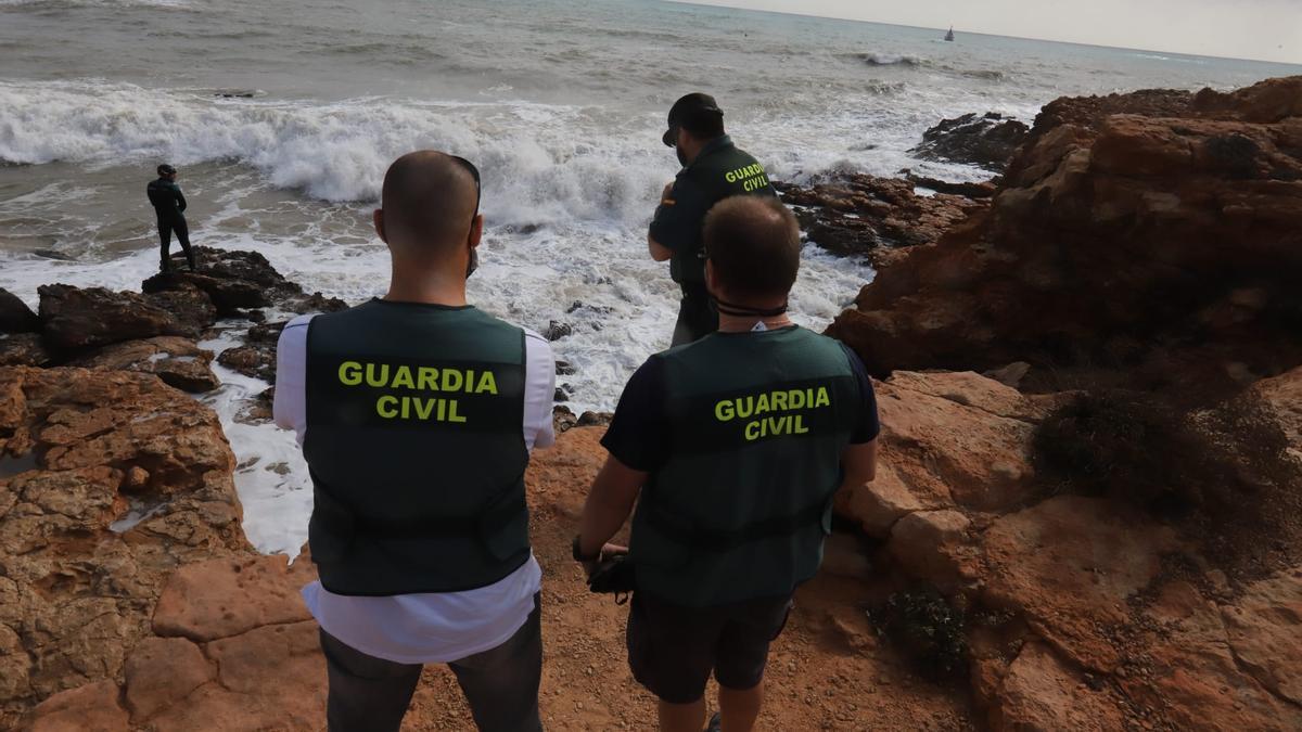 Búsqueda del cuerpo del hombre desaparecido en las calas de Torrevieja