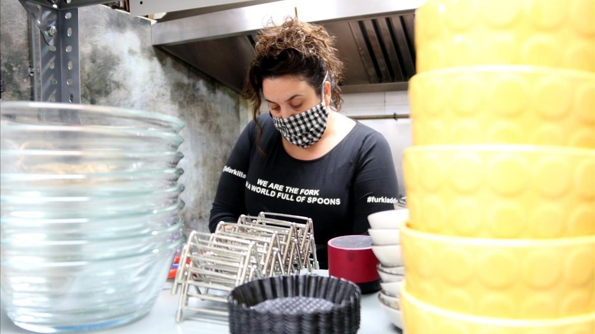 La propietaria del restaurante ’La Forkilla’ de Puig-Reig, en la cocina.