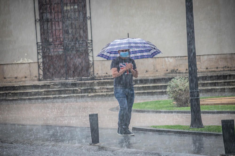 Un buen chaparrón ha sorprendido a primera hora a los peatones en el centro histórico de Orihuela. Las lluvias y tormentas se prolongarán esta tarde con posibilidad de granizo.