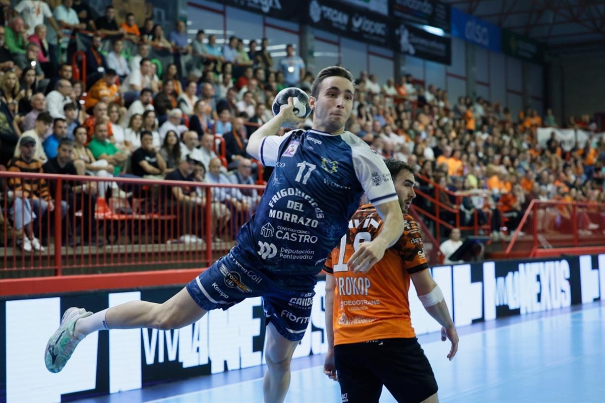 El jugador del Frigoríficos del Morrazo Manu Pérez en una acción del encuentro ante el Torrelavega, en el que el Cangas ganó 28-30.