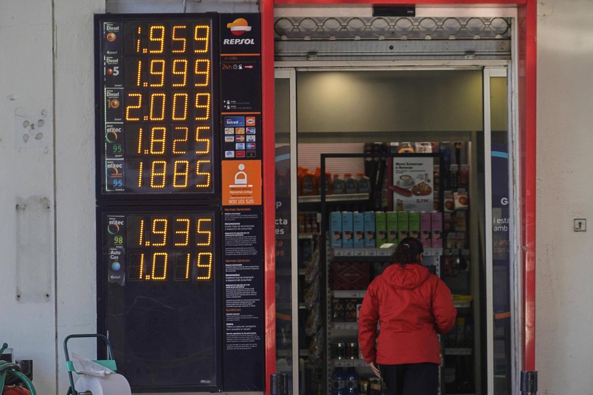 Els preus dels combustibles a una benzinera gironina aquest dimecres.