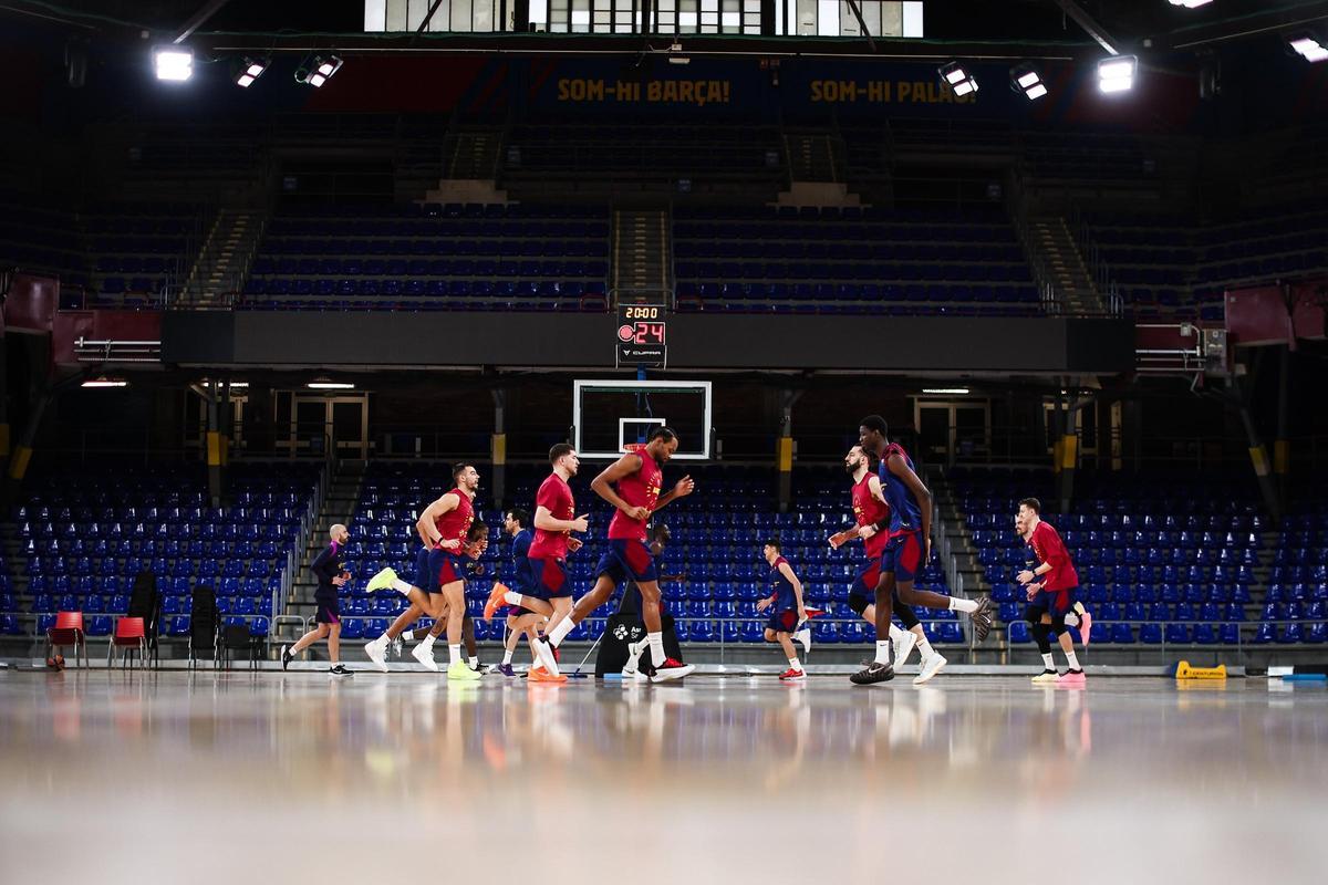 Kevin Punter, en primer plano, trabaja con el equipo en la previa del duelo ante el Dubai Basketball