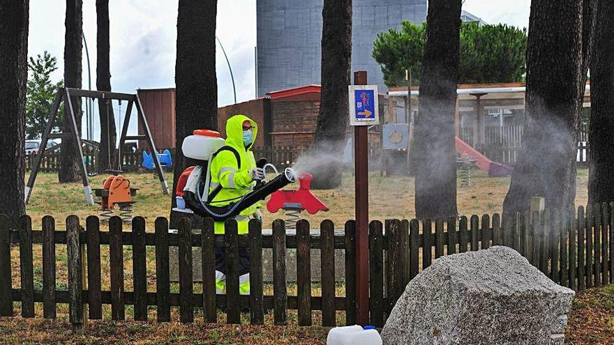 Limpieza de parques infantiles en A Illa de Arousa.