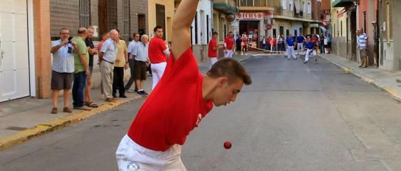 Un alumno de Pilota Valenciana practica en las calles de Moncada.