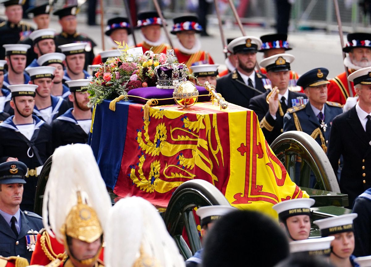 Una nota manuscrita de Carles, flors i la corona imperial, els elements sobre el taüt de la reina Isabel