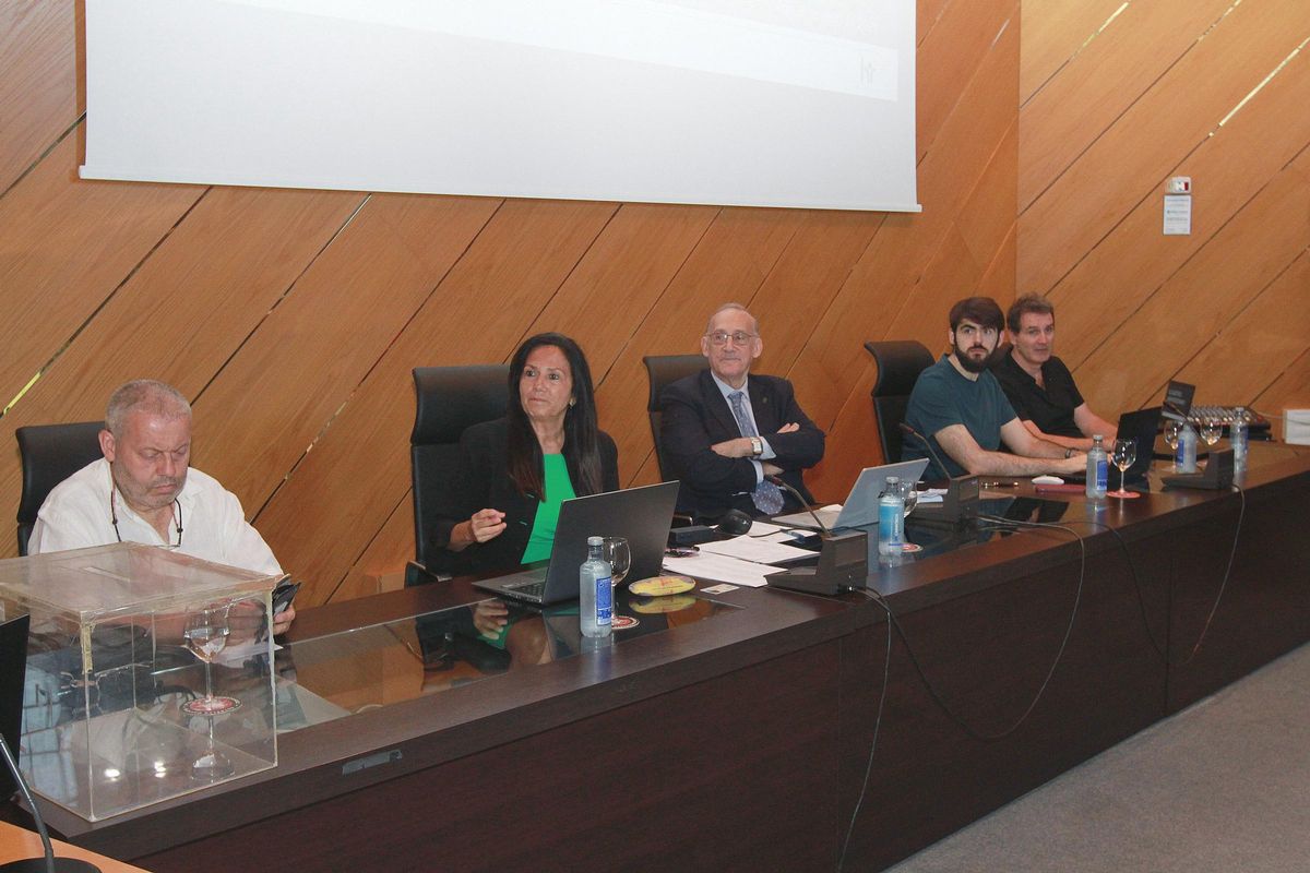 El inicio de la sesión se retrasó por falta de quorum.