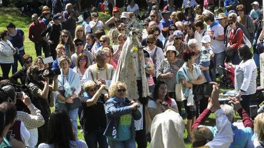 Romeros en el Prau de Piedracea, en la procesión de la Virgen de la Flor.