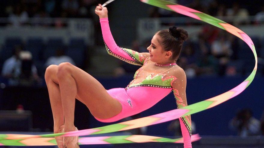 La entonces gimnasta rítmica rusa Alina Marátovna Kabáyeva, durante una competición en Nueva York, en 1998.