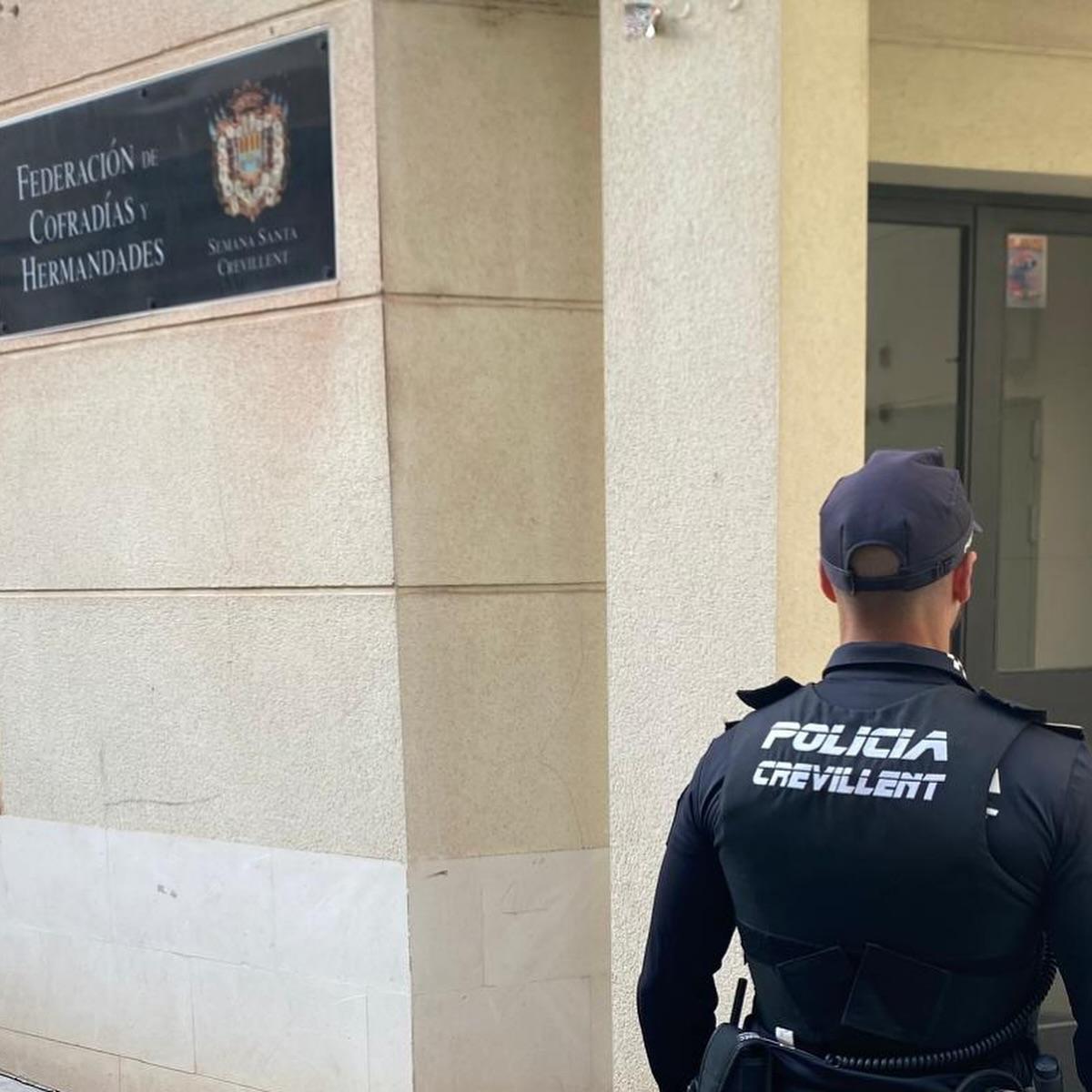 Un policía local en el lugar de los hechos