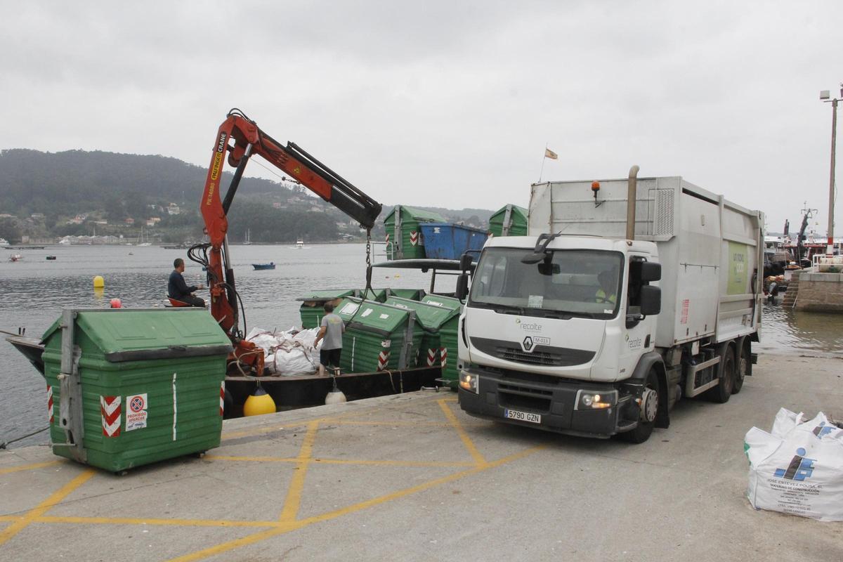 La descarga de basura de Ons, cuando aún se realizaba en el puerto de Aldán.