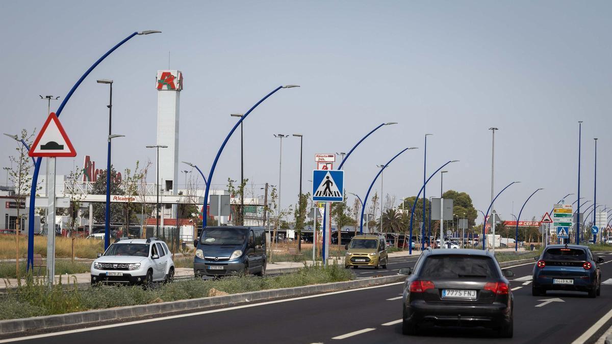 La recién estrenada avenida Logroño, en la travesía de la carretera de Castellón por Utebo, con el Alcampo a la izquierda.