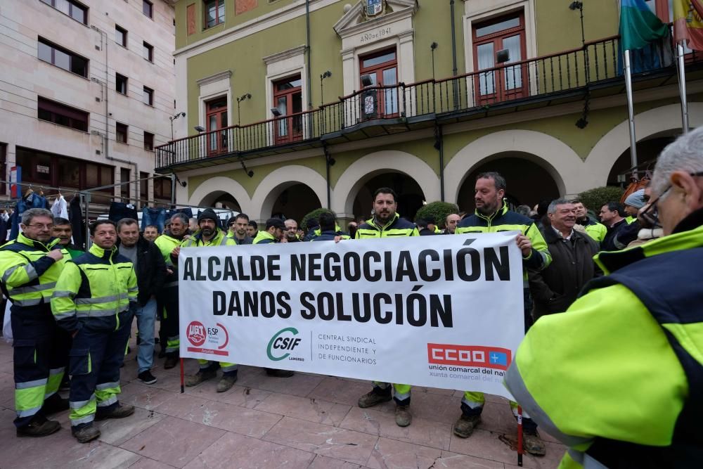 Protesta de trabajadores del Ayuntamiento de Langreo