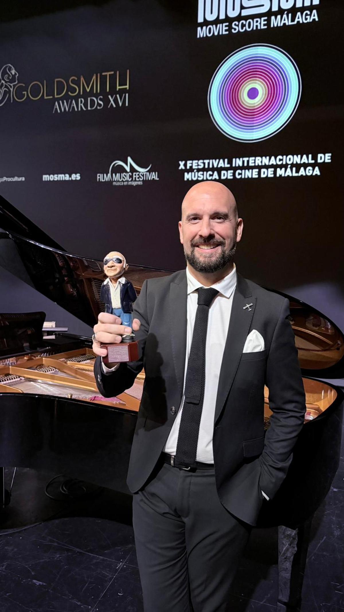 Josué Vergara con el Jerry Goldsmith Award.