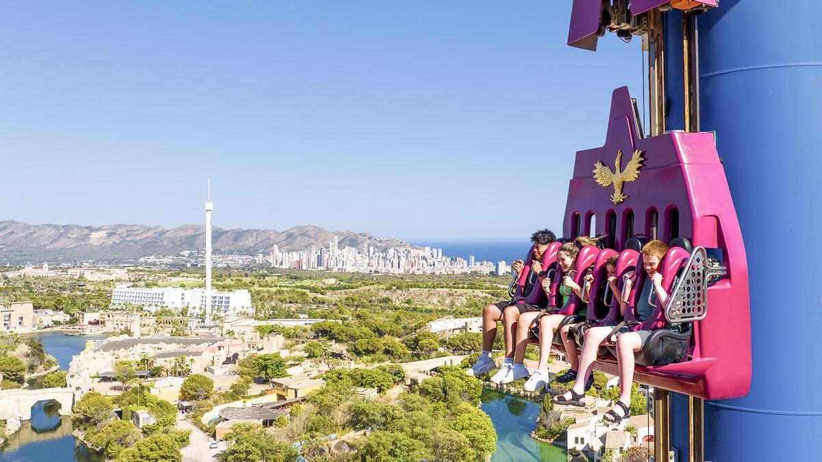 El parque cuenta con más de treinta atracciones de adrenalina, familiares e infantiles.