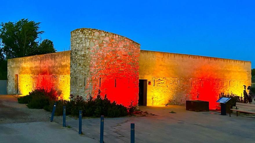 El Fortín de Novillas fue iluminado con los colores de la bandera de Aragón.