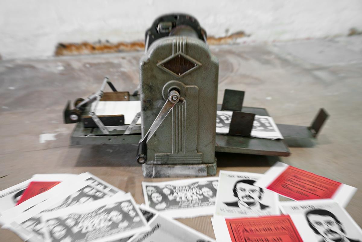 Composición creativa da artista Vero Ramilo para Compostela en Conflito 1975 dunha vietnamita da época propiedade da cooperativa Manchea con pasquíns e cartaces