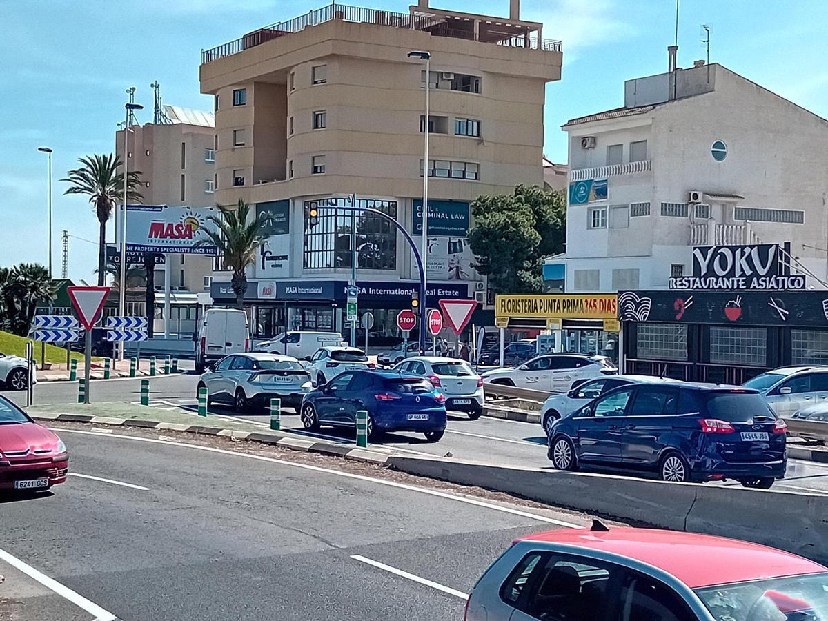 La glorieta de Punta Prima de la N-332 en Torrevieja ya tiene los semáforos inteligentes, aunque de momento solo en ámbar