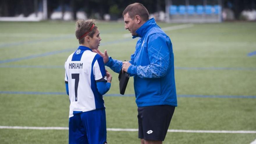 Miriam, una de las futbolistas que acaba de renovar, junto a su técnico Manu Sánchez