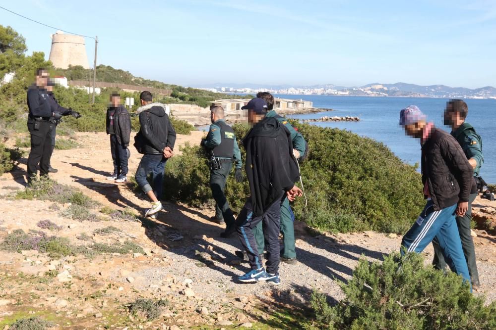 Inmigrantes detenidos tras llegar en patera a Ibiza