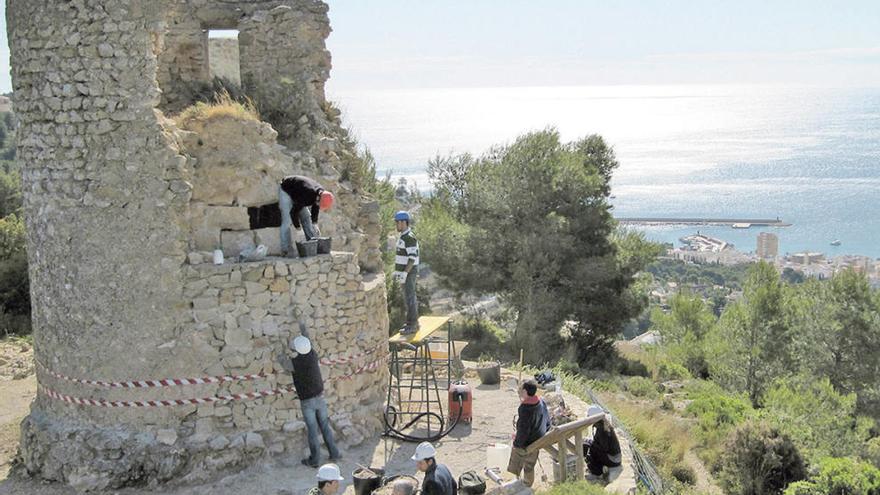 Obras de restauración de uno de los 11 molinos en la Plana del Montgó