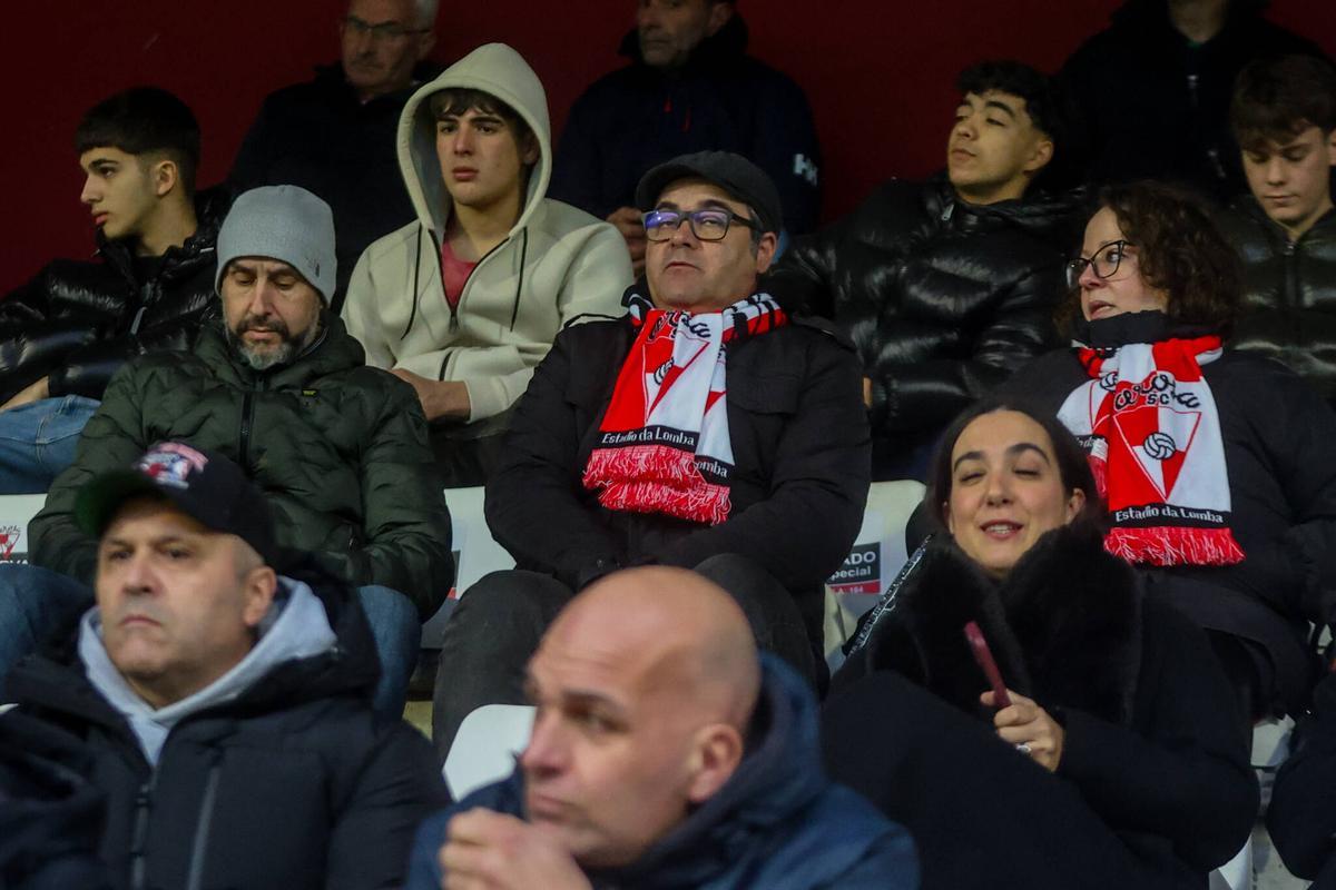 Las imágenes del derbi de O Salnés entre Arosa y Cambados en A Lomba