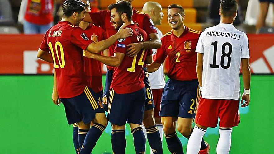 Gayà es felicitado tras su gol a Georgia. | REUETRS/MARCELO DEL POZO