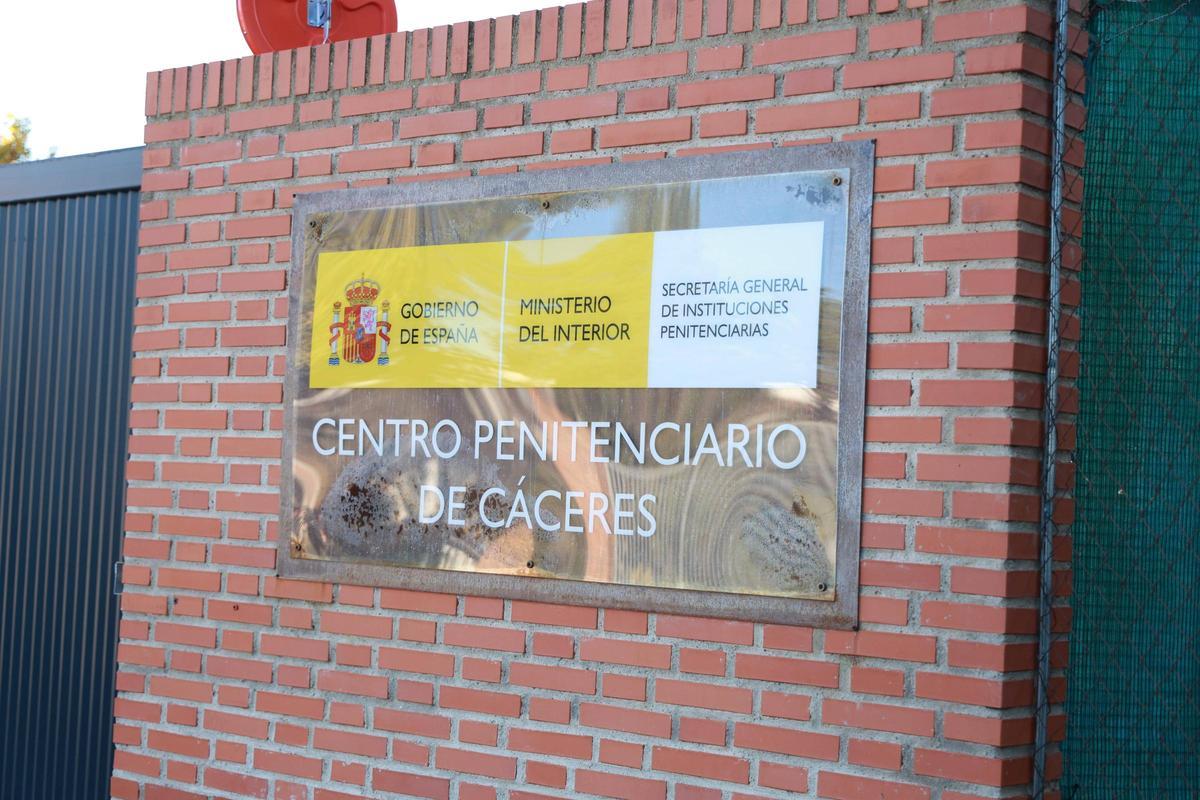 Caso Cilleros: comparecencia del abogado Ángel Luis Aparicio a las puertas de la cárcel de Cáceres