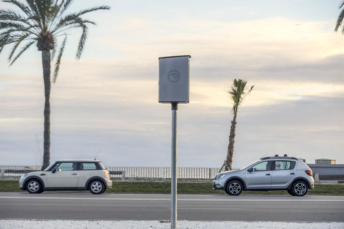 Otro de los radares recién instalados en la avenida Adolfo Suárez.
