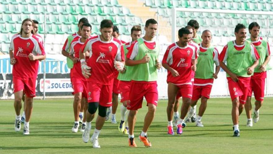 La plantilla del Elche, ayer, entrenando sobre el césped del estadio Martínez Valero donde realizó el partidillo de entrenamiento.