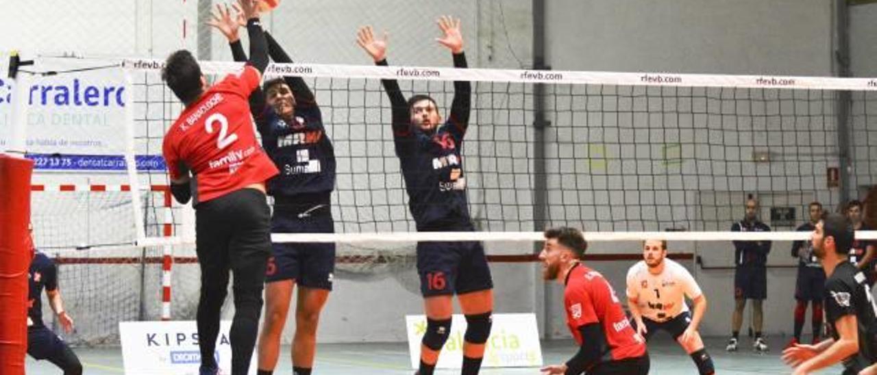 Los equipos del Club Voleibol Xàtiva de superliga caen ante Almoradí y Sevilla