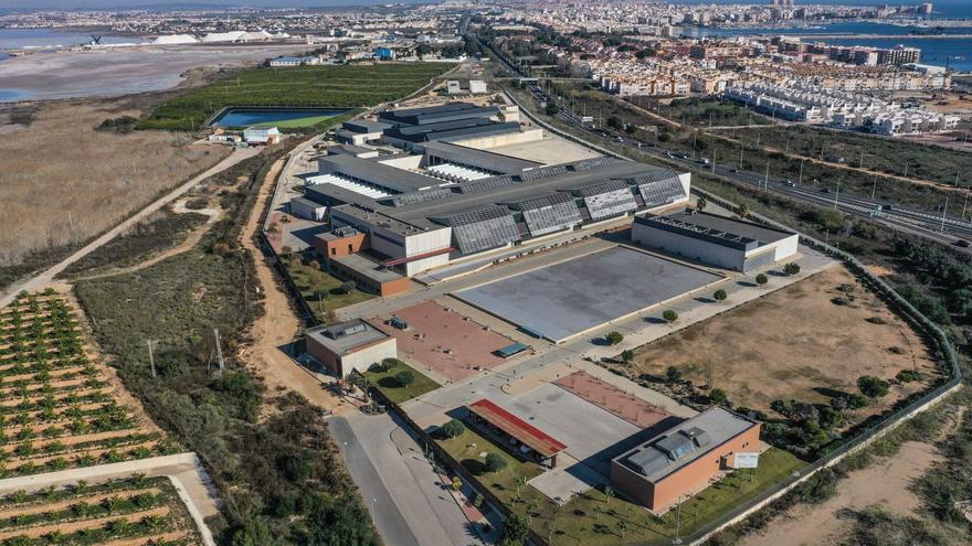 El Gobierno plantea bajar un 40% el precio del agua desalada pero los regantes lo siguen viendo caro