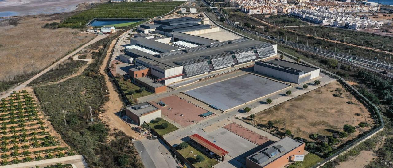 Vista aérea de la desaladora de Torrevieja, donde el Ministerio para la Transición Ecológica quiere instalar energía fotovoltaica. | TONY SEVILLA