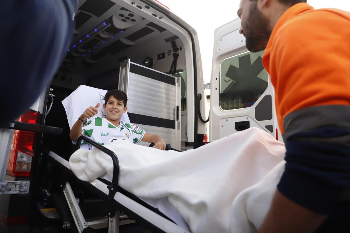 Dos menores que viajaban en el Alvia accidentado en Adamuz salen del hospital Reina Sofia de Córdoba.