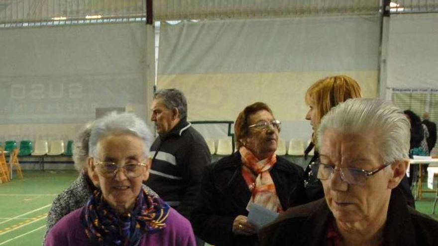 Gente votando en el colegio electoral de Lalín. // Bernabé/Javier Lalín