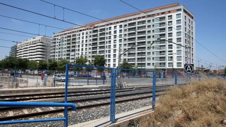 Los edificios de la avenida de Francia y las vías.