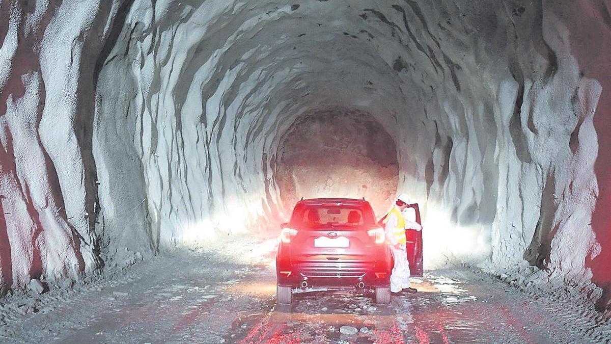 El túnel 2, el más próximo al puerto exterior, está excavado al 80%. La ingeniera Dolores Salorio es la directora de la obra.