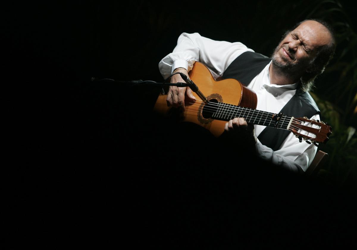Paco de Lucía con su inseparable guitarra