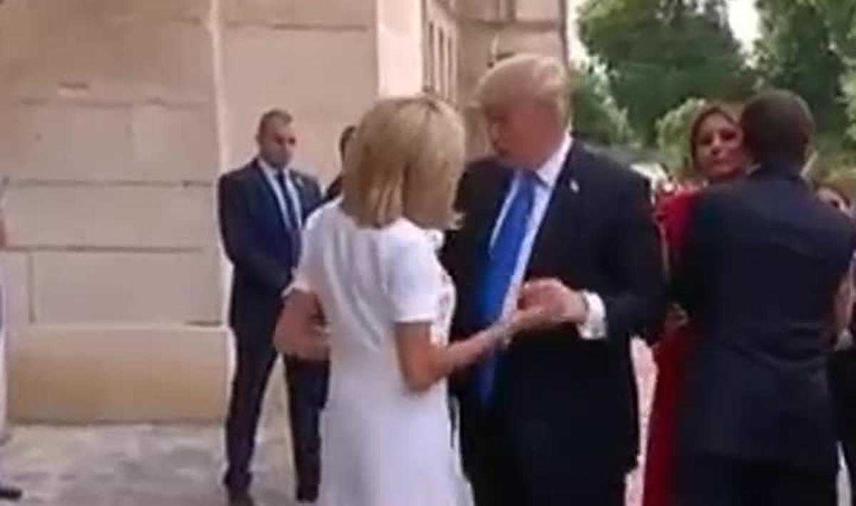 Així ha sigut l’encaixada de mans de Trump a la dona de Macron.