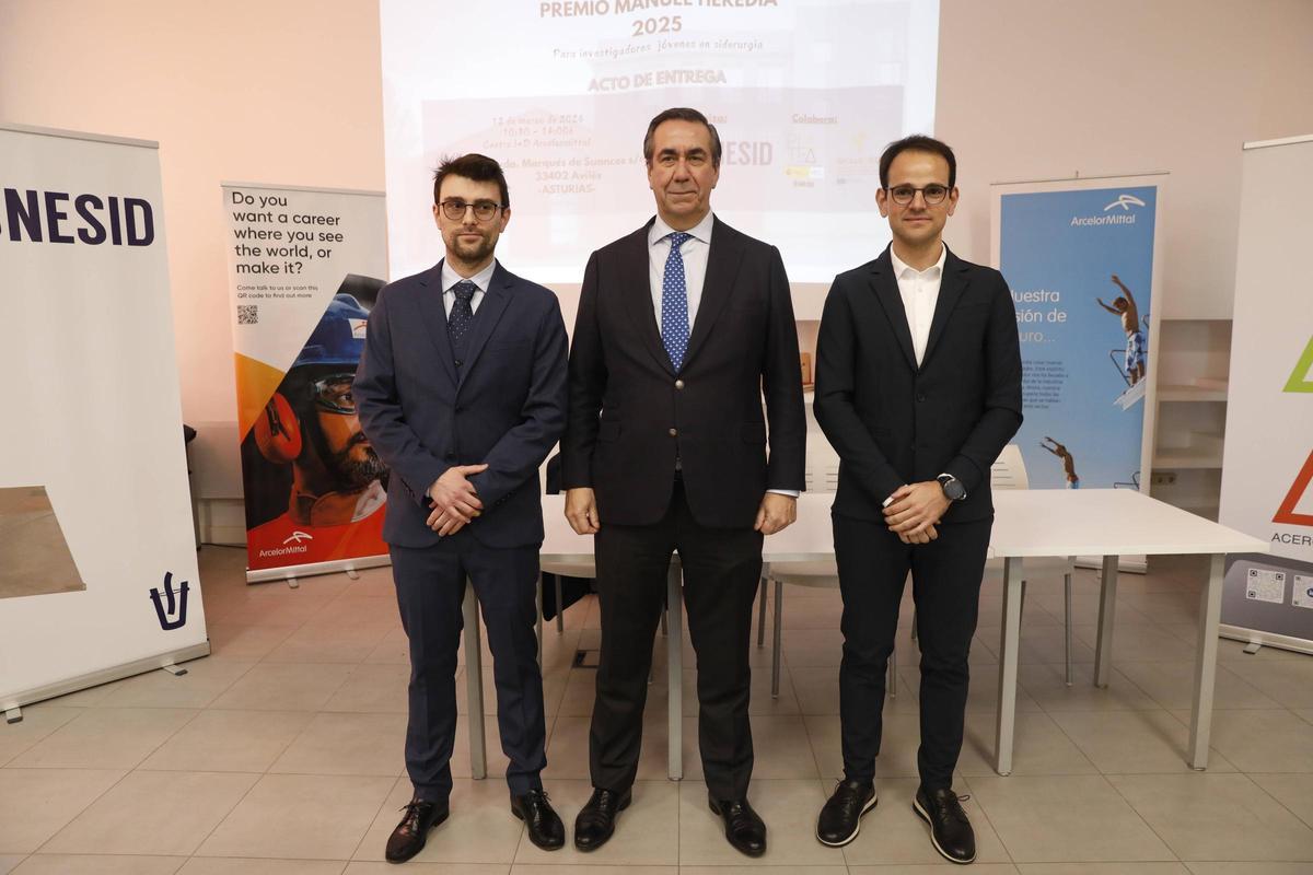 Manuel Sánchez, Bernardo Velázquez y Sergi Paradera, ayer, en el centro de investigación de de ArcelorMittal