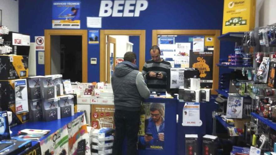 Una persona compra elementos informáticos en una tienda toresana.