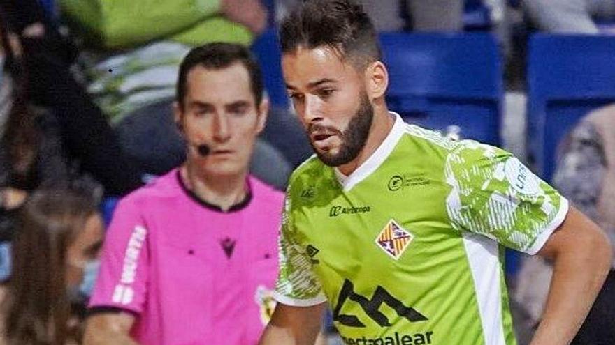 Bernardo Simón durant una jugada del partit entre el Palma i el Navarra