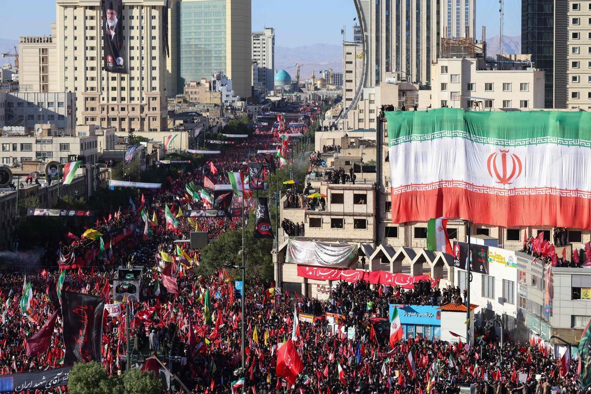 Multitudes de dolientes rodean el convoy que lleva los ataúdes del líder supremo asesinado de Irán, Ali Khamenei, y miembros de su familia durante una procesión fúnebre, antes de ser enterrado en el Santuario del Imam Reza, el lugar de culto más venerado de Irán, en Mashhad el 9 de julio de 2026. Multitudes de dolientes rodean el convoy que lleva los ataúdes del líder supremo asesinado de Irán, Ali Khamenei, y miembros de su familia durante una procesión fúnebre, antes de ser enterrado en el Santuario del Imam Reza, el lugar de culto más venerado de Irán, en Mashhad el 9 de julio de 2026.