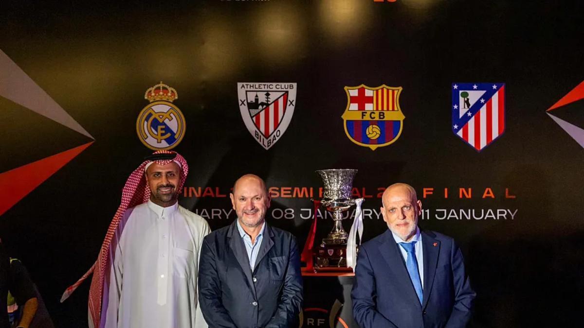 Louzán y Javier Tebas con el trofeo de la Supercopa