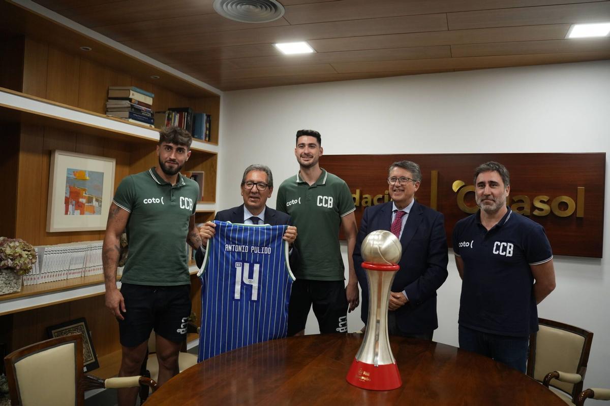 La primera jornada de las visitas institucionales del Coto Córdoba tras el ascenso, en imágenes