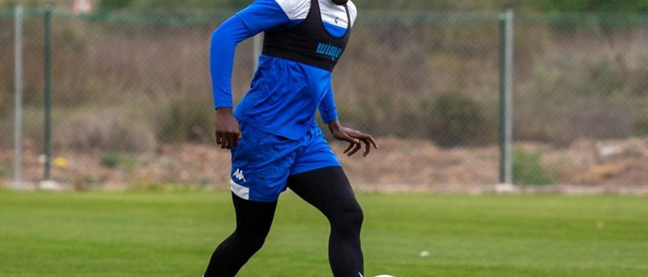 Federico Bikoro entrena con el Hércules en Fontcalent a su regreso de la Copa de África.