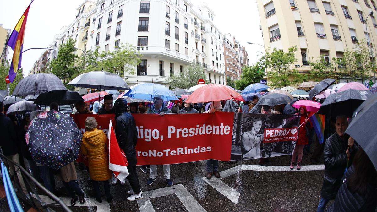 Simpatizantes socialistas trasladan su apoyo a Sánchez  junto a la sede de Ferraz