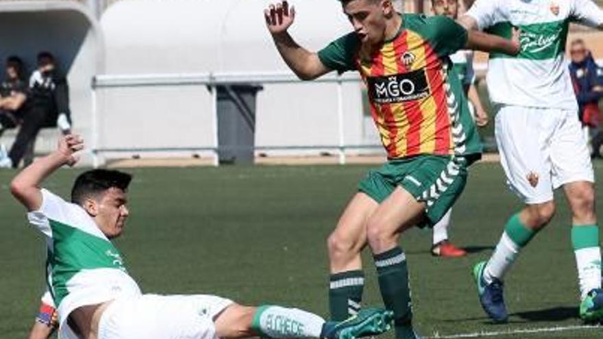 adrián Morón lucha un balón con Ramón Bernad.