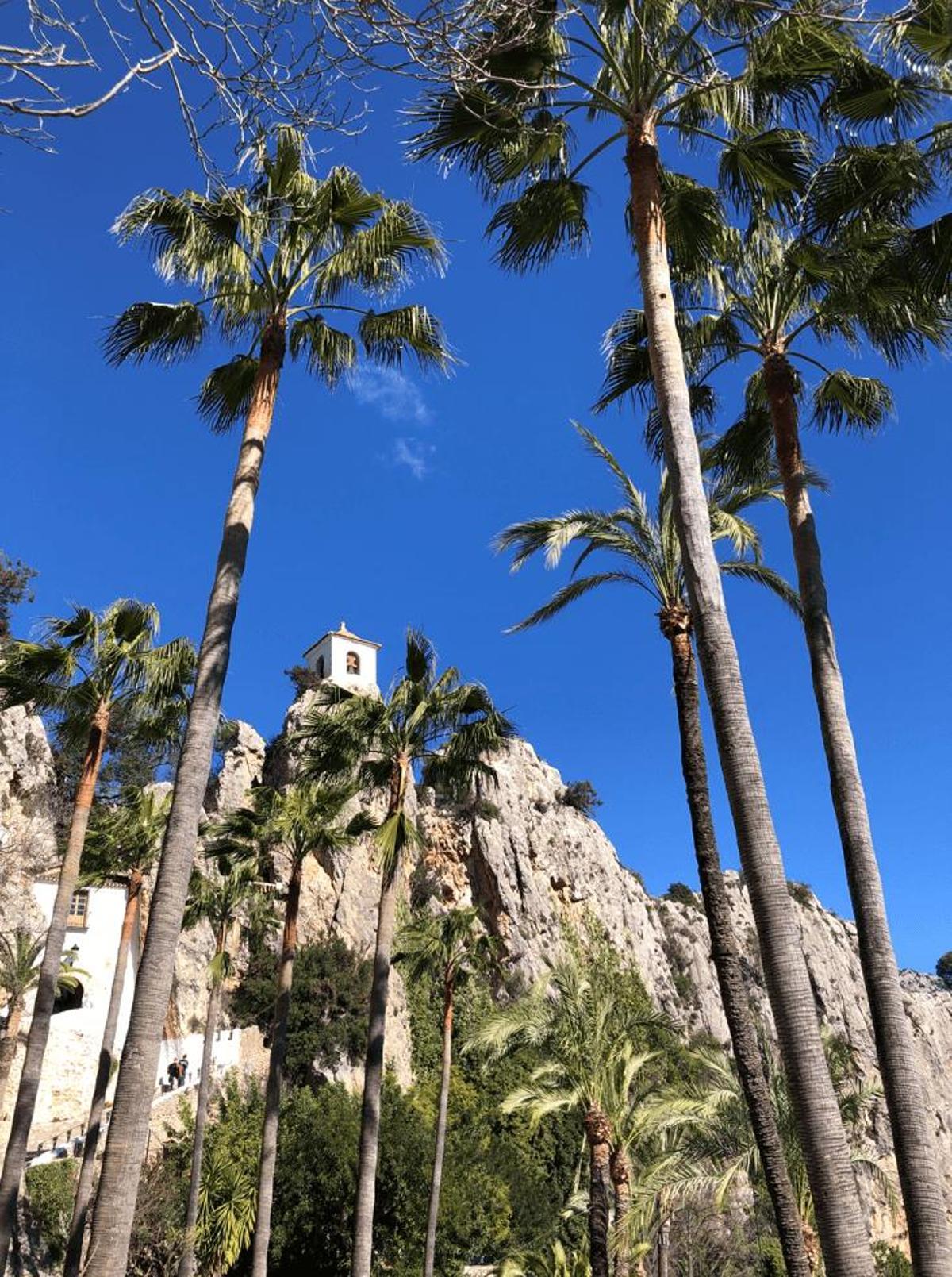 La ruta de Guadalest te lleva a través de paisajes montañosos, pintorescos pueblos y un embalse deslumbrante.