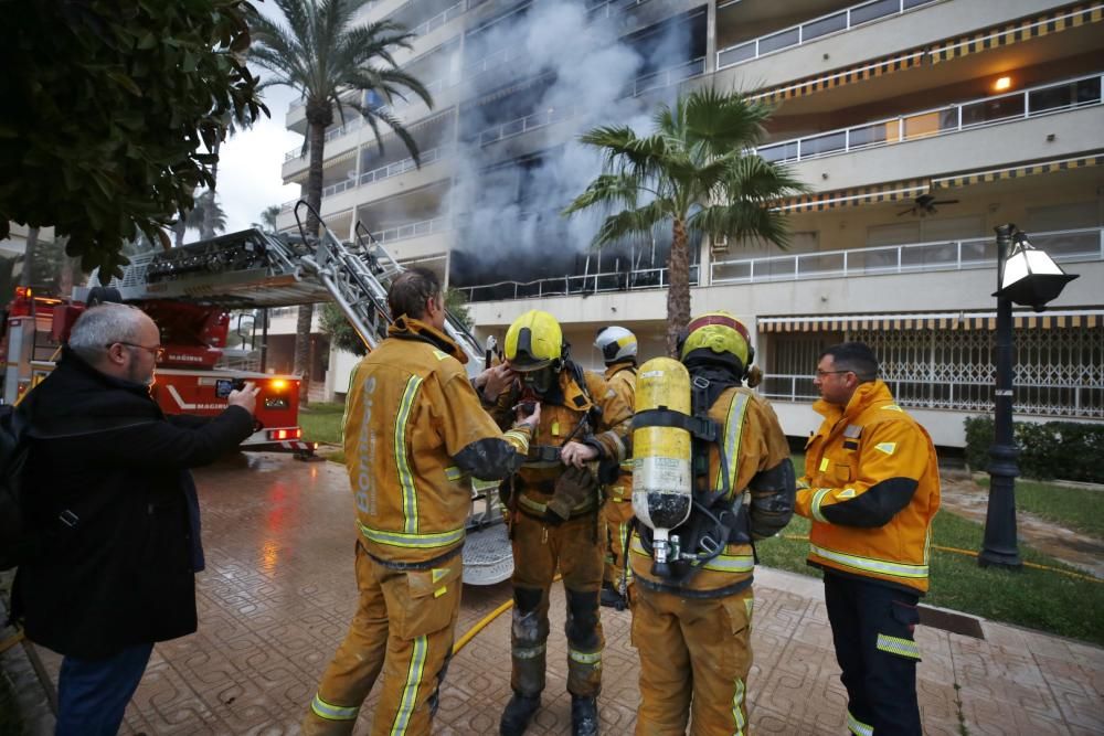 Dos bomberos heridos en un incendio provocado en un piso en Torrevieja. La Guardia Civil ha rescatado al residente de un primer piso que habría provocado las llamas en un intento de suicidio.